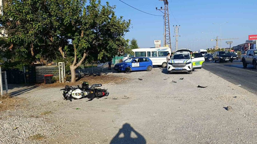 Antalya’da Motosiklet İş Makinesine Çarptı: 1 Ağır Yaralı