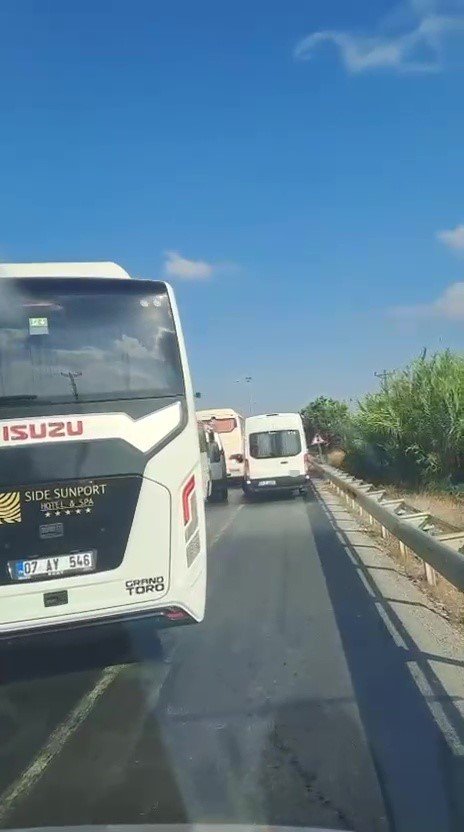 Emniyet Şeridini Kullanan Araçlar Ambulansa Zor Anlar Yaşattı