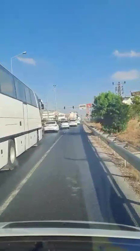 Emniyet Şeridini Kullanan Araçlar Ambulansa Zor Anlar Yaşattı