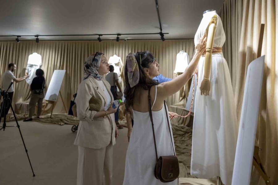 ‘mersin Dokumaları Kıyafet Sergisi’ Tarsus Üniversitesi Öğrencilerine İlham Oldu