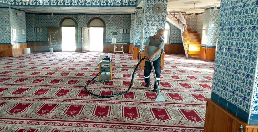 Mersin’deki Camilerde Temizlik Çalışmaları Sürüyor