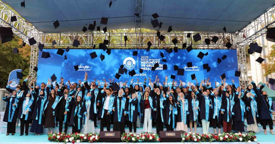 Necmettin Erbakan Üniversitesinde "bölüm Birincileri Mezuniyet Ve Geleceğe Mesaj Töreni" Coşkusu