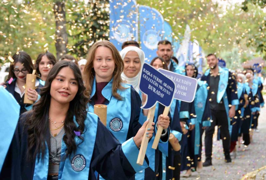 Necmettin Erbakan Üniversitesinde "bölüm Birincileri Mezuniyet Ve Geleceğe Mesaj Töreni" Coşkusu