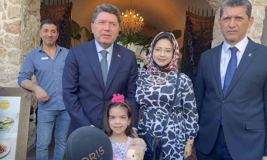 Bakan Tunç’a Antalya’da Esnaf Sevgisi: Tatlı İkramı Ve Antalyaspor Atkısı