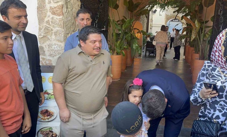 Bakan Tunç’a Antalya’da Esnaf Sevgisi: Tatlı İkramı Ve Antalyaspor Atkısı