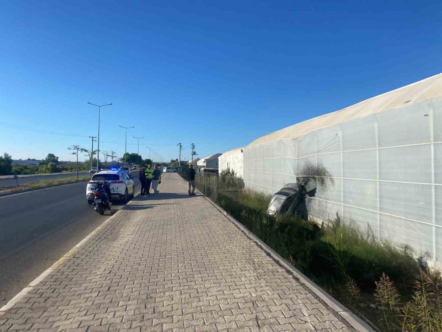 Antalya’da Kontrolden Çıkan Otomobil Muz Serasına Girdi: 1 Yaralı