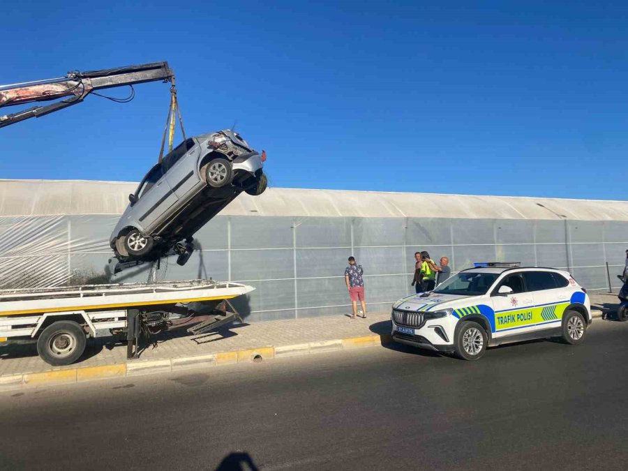 Antalya’da Kontrolden Çıkan Otomobil Muz Serasına Girdi: 1 Yaralı