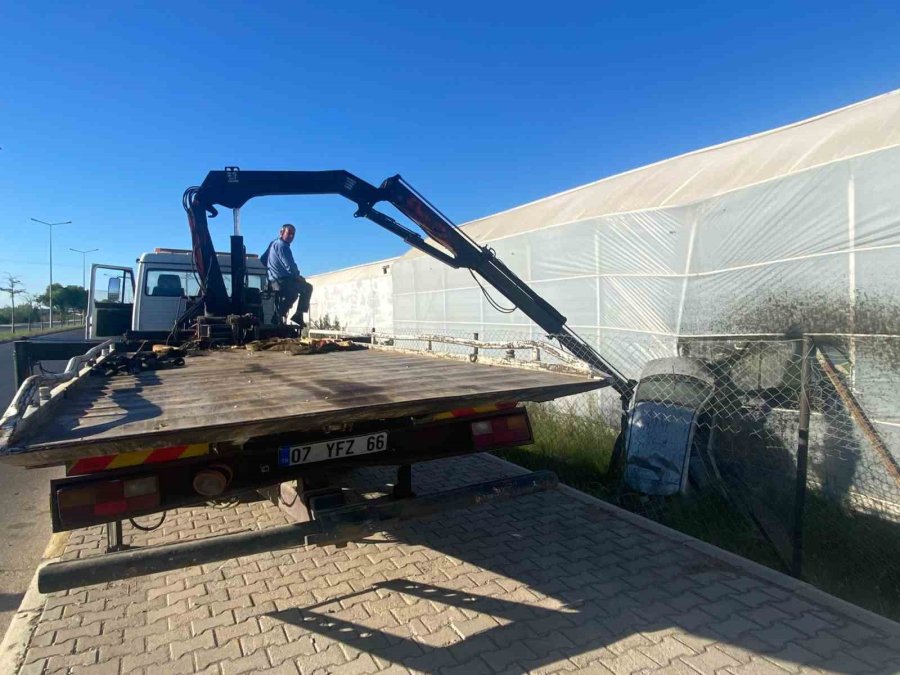 Antalya’da Kontrolden Çıkan Otomobil Muz Serasına Girdi: 1 Yaralı