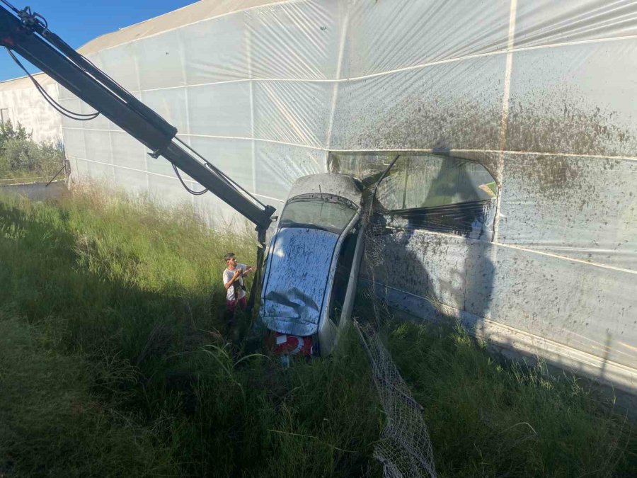 Antalya’da Kontrolden Çıkan Otomobil Muz Serasına Girdi: 1 Yaralı