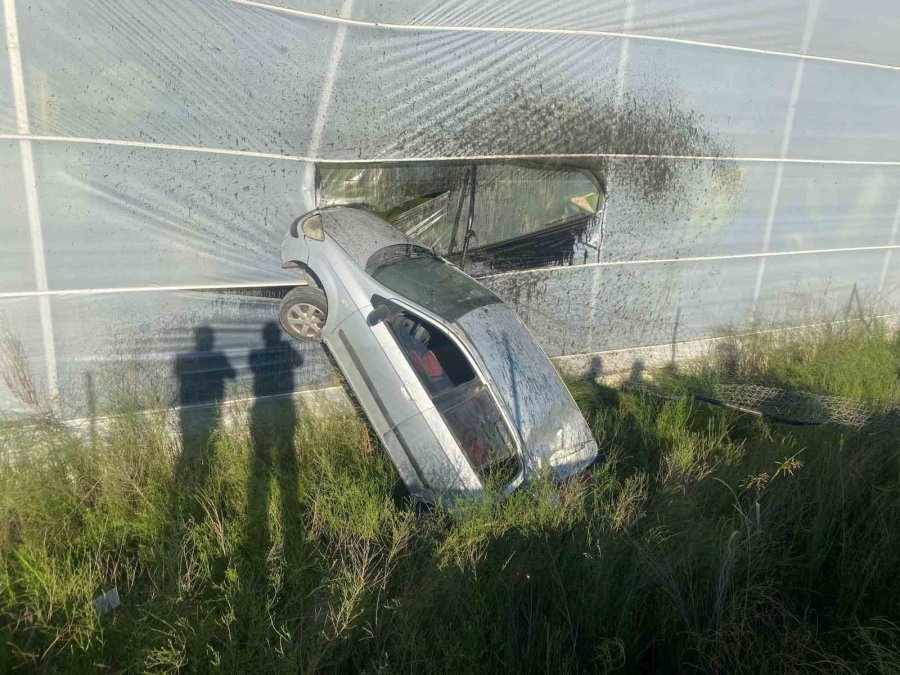 Antalya’da Kontrolden Çıkan Otomobil Muz Serasına Girdi: 1 Yaralı