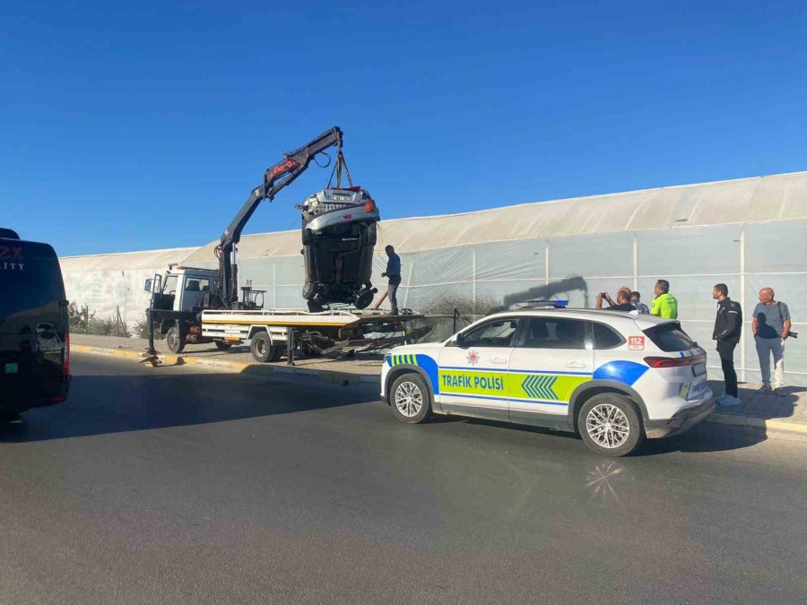 Antalya’da Kontrolden Çıkan Otomobil Muz Serasına Girdi: 1 Yaralı