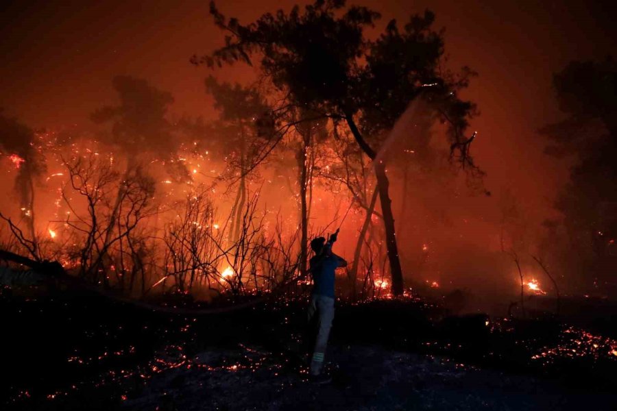 Antalya’da Otellere Yakın Ormanlık Alanda Çıkan Yangın Kontrol Altına Alındı