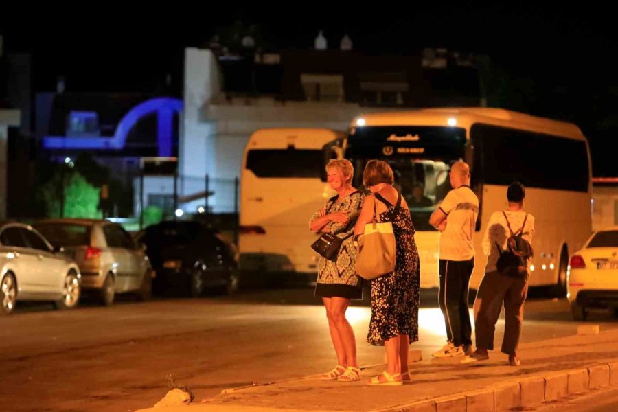 Antalya’da Otellere Yakın Ormanlık Alanda Çıkan Yangın Kontrol Altına Alındı