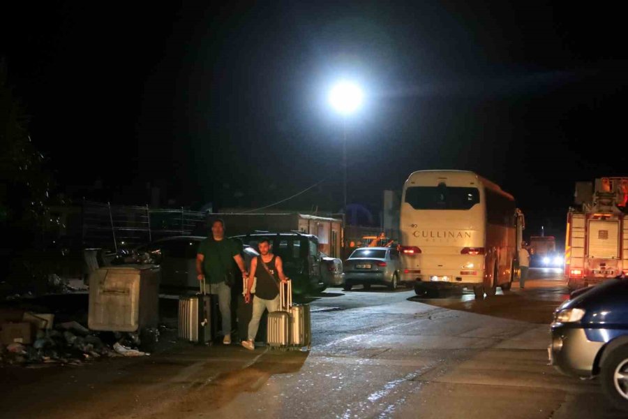 Antalya’da Otellere Yakın Ormanlık Alanda Çıkan Yangın Kontrol Altına Alındı