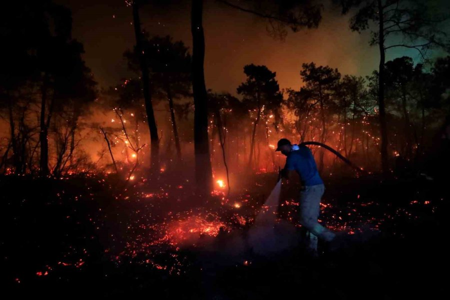 Antalya’da Otellere Yakın Ormanlık Alanda Çıkan Yangın Kontrol Altına Alındı