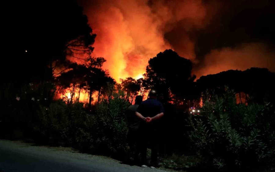 Antalya’da Otellere Yakın Ormanlık Alanda Çıkan Yangın Kontrol Altına Alındı