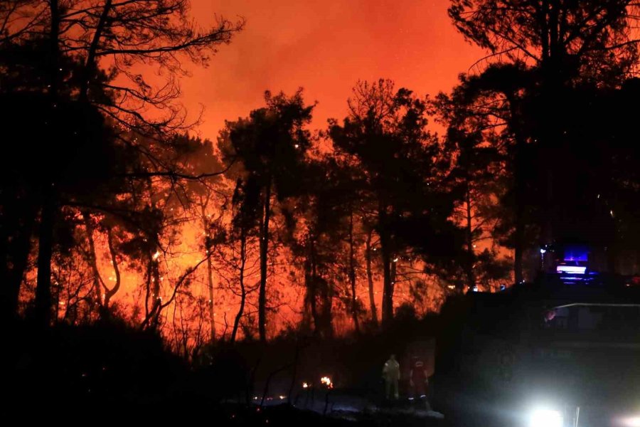 Antalya’da Otellere Yakın Ormanlık Alanda Çıkan Yangın Kontrol Altına Alındı