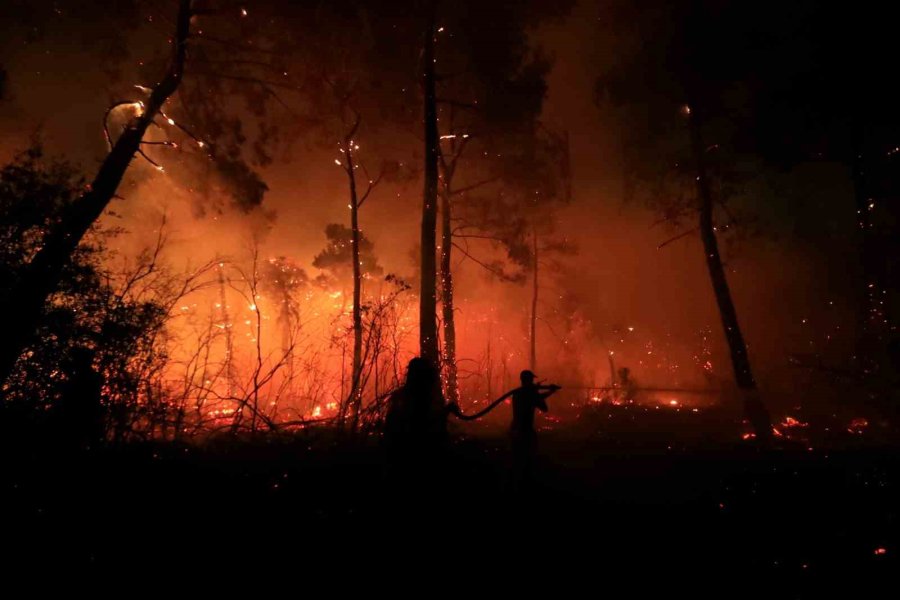 Antalya’da Otellere Yakın Ormanlık Alanda Çıkan Yangın Kontrol Altına Alındı