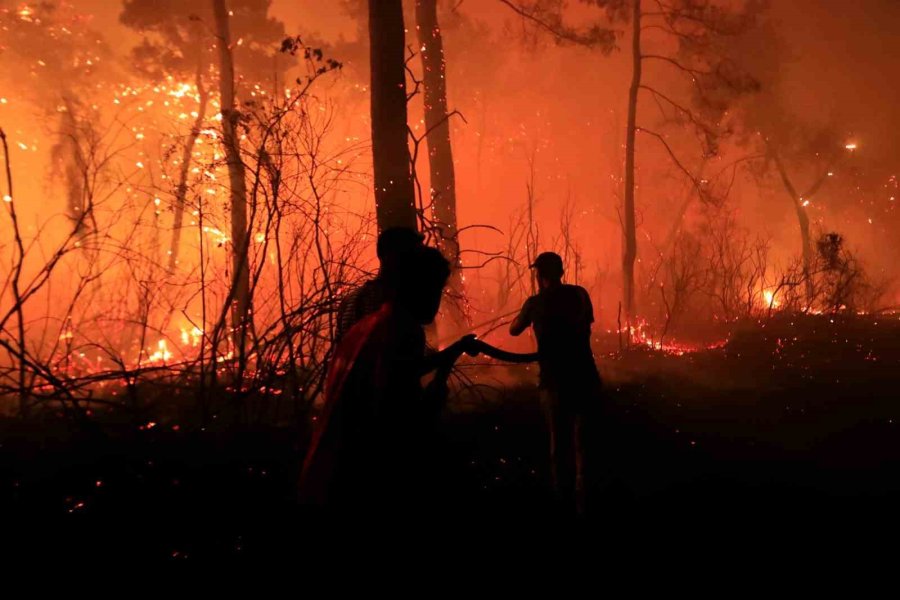 Antalya’da Otellere Yakın Ormanlık Alanda Çıkan Yangın Kontrol Altına Alındı