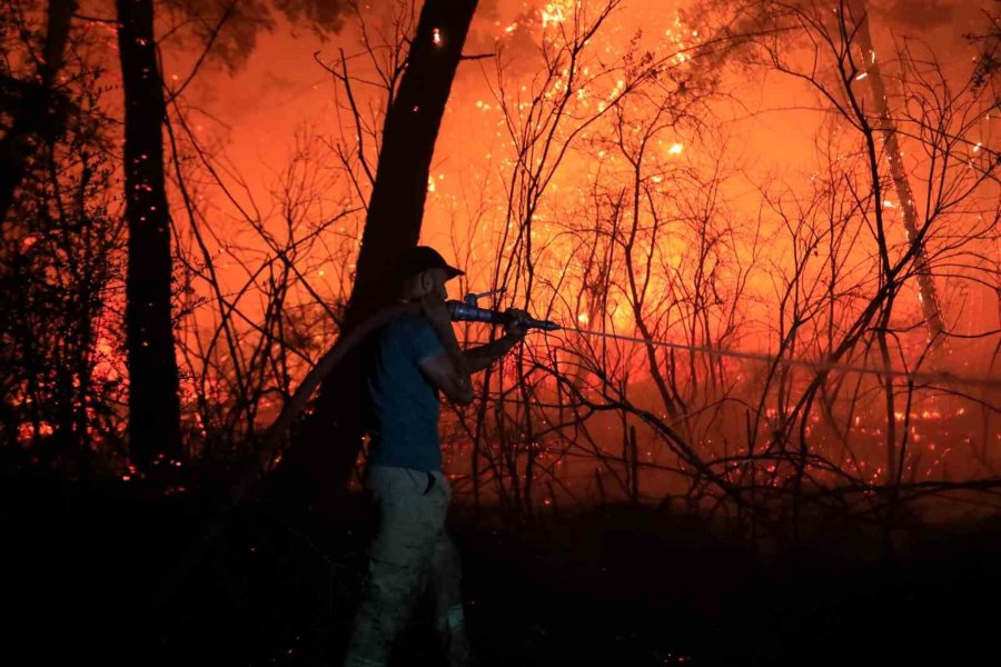 Antalya’da Otellere Yakın Ormanlık Alanda Çıkan Yangın Kontrol Altına Alındı