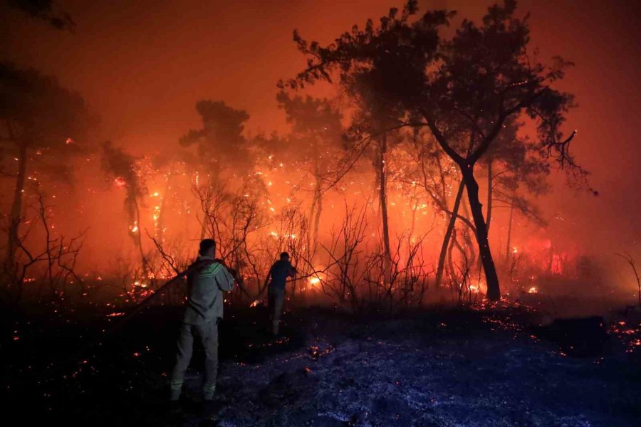 Antalya’da Otellere Yakın Ormanlık Alanda Çıkan Yangın Kontrol Altına Alındı