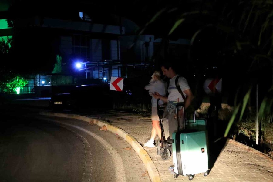 Antalya’da Otellere Yakın Ormanlık Alanda Çıkan Yangın Kontrol Altına Alındı