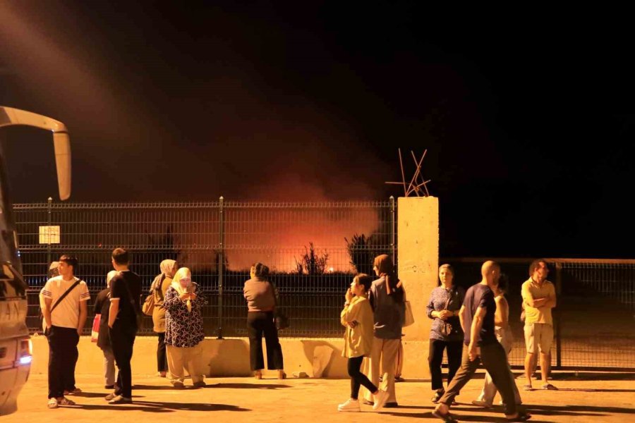 Antalya’da Otellere Yakın Ormanlık Alanda Çıkan Yangın Kontrol Altına Alındı