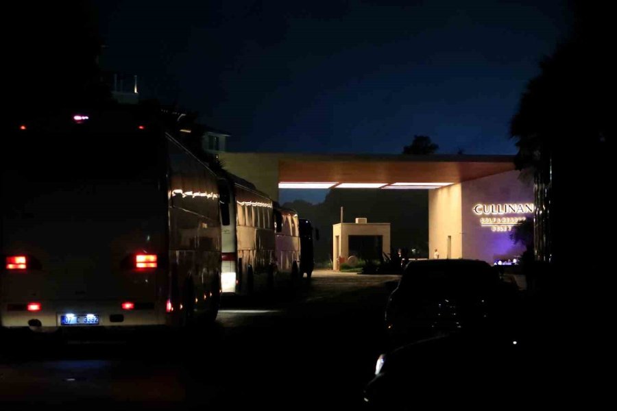 Antalya’da Otellere Yakın Ormanlık Alanda Çıkan Yangın Kontrol Altına Alındı