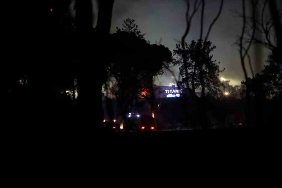 Antalya’da Otellere Yakın Ormanlık Alanda Çıkan Yangın Kontrol Altına Alındı