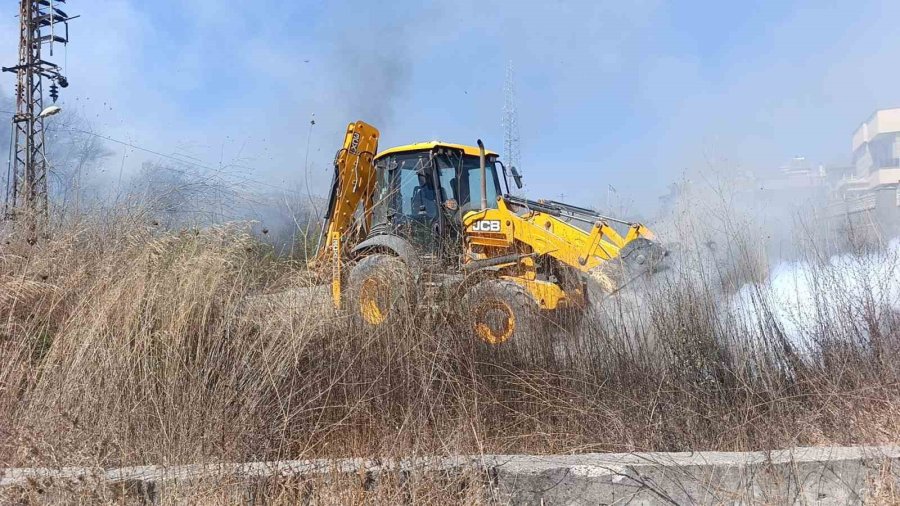 Villaları Tehdit Eden Yangına İlk Müdahale Otel Personeli Ve Müşterinden Geldi
