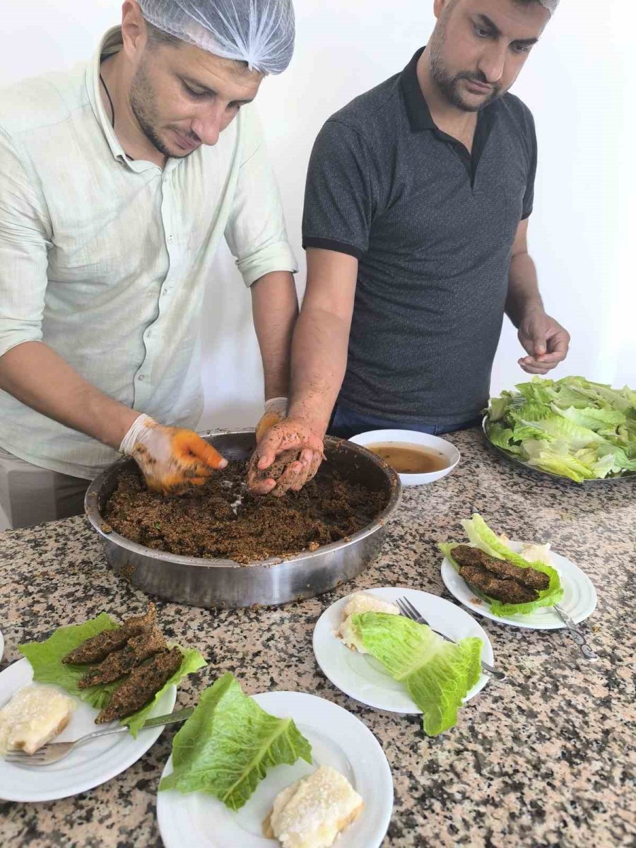 Gazipaşa’da Huzurevinde Sıra Gecesi Coşkusu