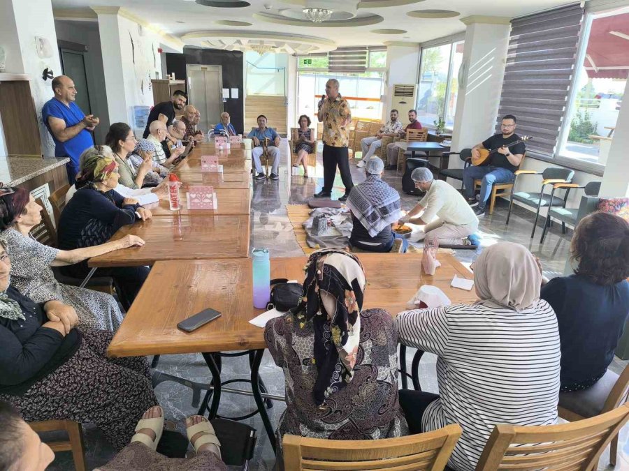 Gazipaşa’da Huzurevinde Sıra Gecesi Coşkusu