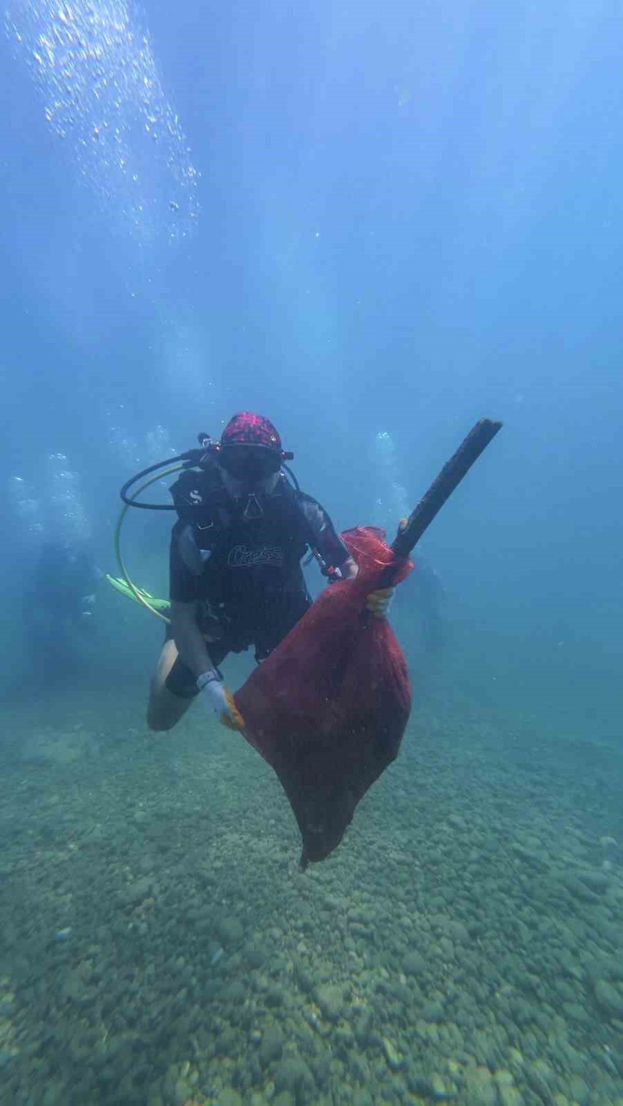 Denizden Çıkanlar Pes Dedirtti: Tekne Parçası, Şezlong Ve Araç Lastiği Çıktı