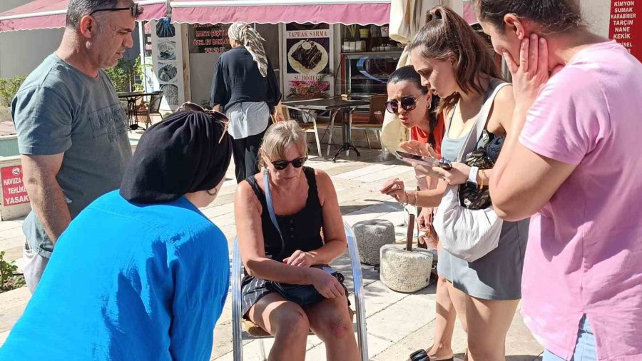 Genç Sürücü, Yaya Geçidinde Çarptığı Kadının Bir An Olsun Yanından Ayrılmadı