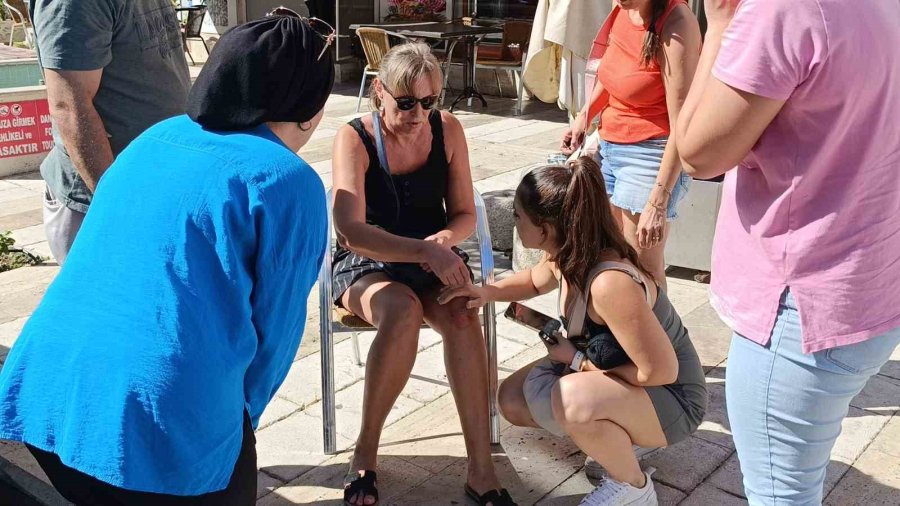 Genç Sürücü, Yaya Geçidinde Çarptığı Kadının Bir An Olsun Yanından Ayrılmadı