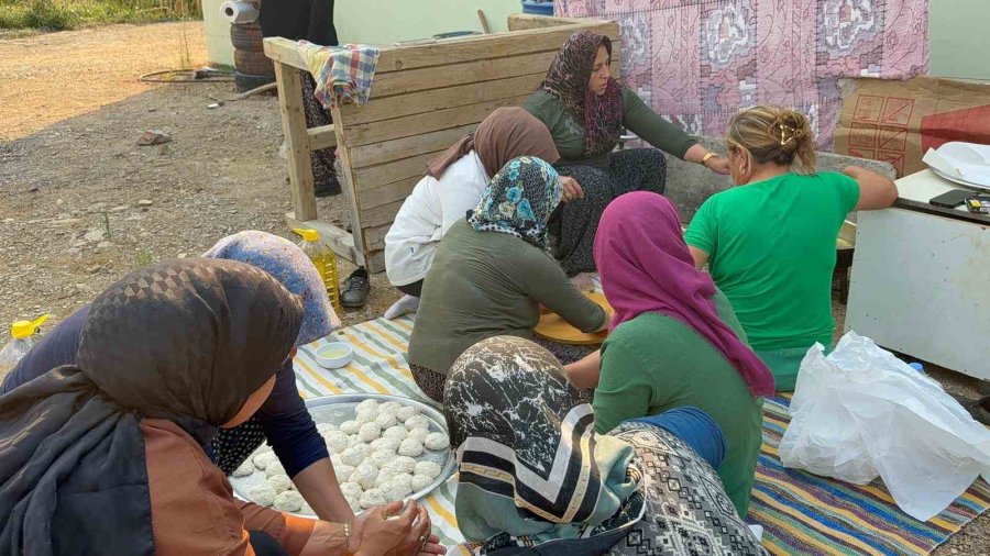 Alev Savaşçılarına Kadınlardan ‘pişi’ Desteği