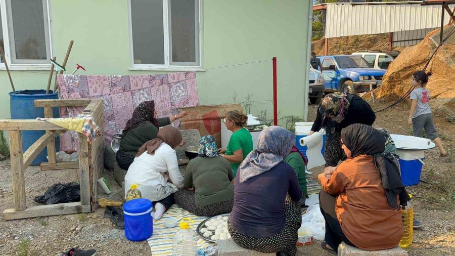 Alev Savaşçılarına Kadınlardan ‘pişi’ Desteği