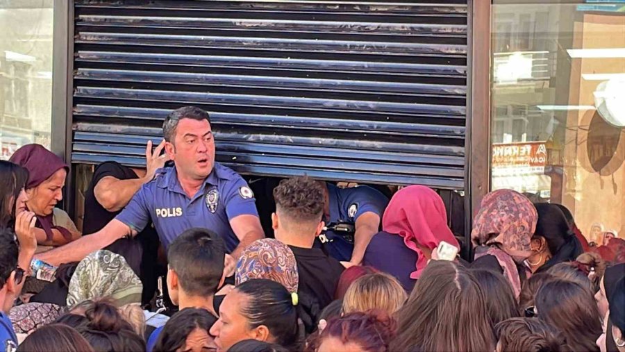 Takı Ve Kozmetik Ürün Mağazası Açılışında İzdiham