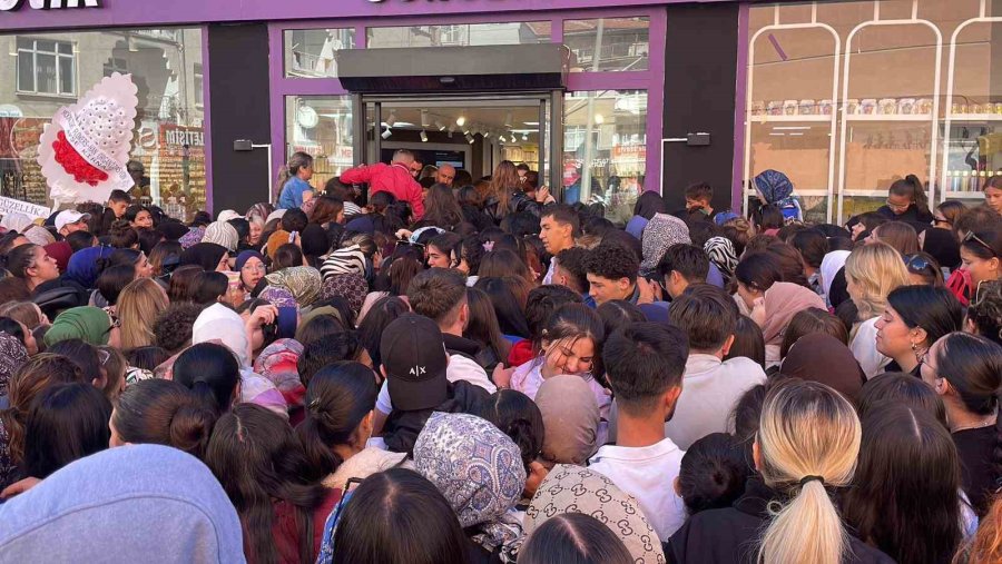 Takı Ve Kozmetik Ürün Mağazası Açılışında İzdiham