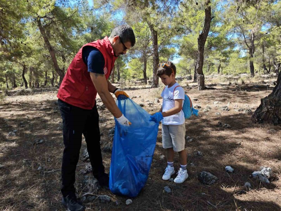 Kepez, Öğrencilerle Birlikte Ormandaki Çöpleri Temizledi