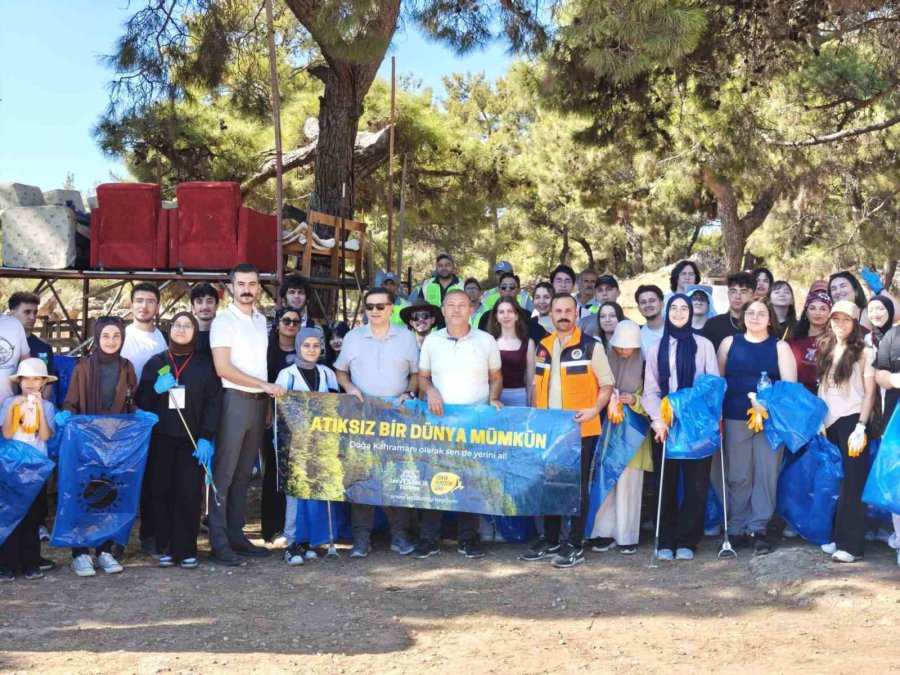 Kepez, Öğrencilerle Birlikte Ormandaki Çöpleri Temizledi