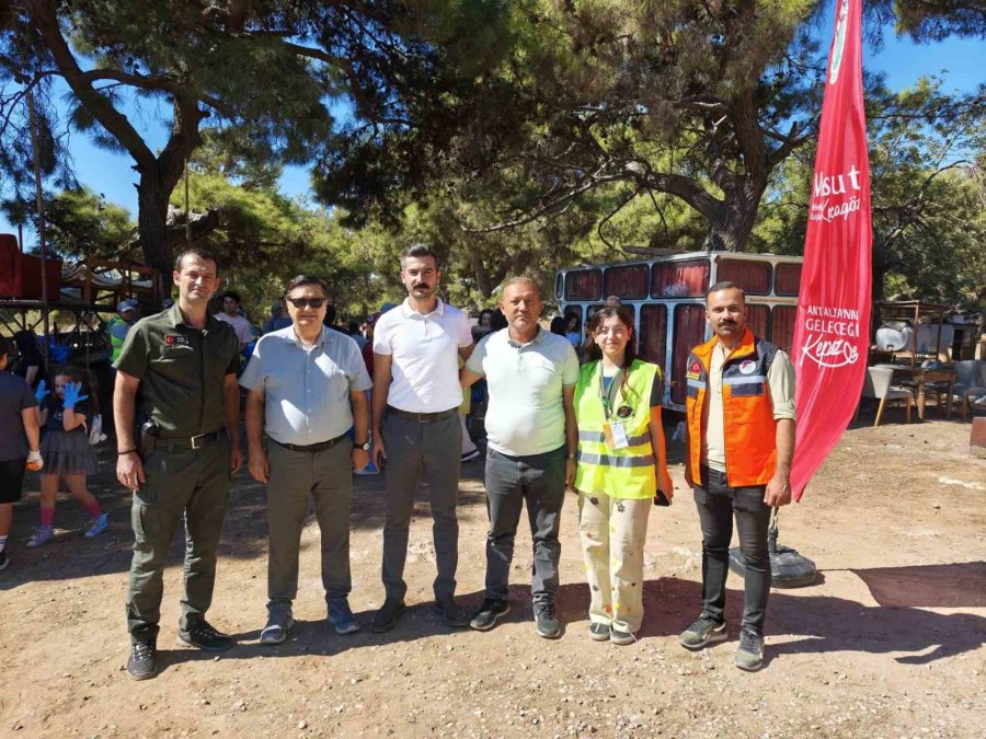 Kepez, Öğrencilerle Birlikte Ormandaki Çöpleri Temizledi