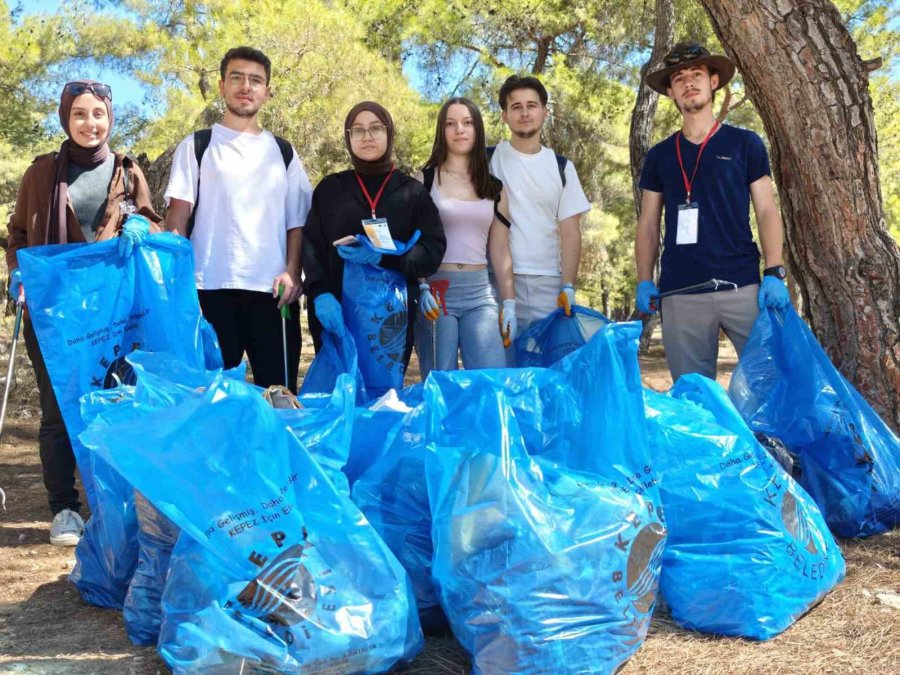 Kepez, Öğrencilerle Birlikte Ormandaki Çöpleri Temizledi