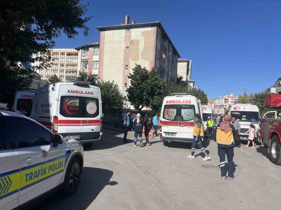 Apartmanda Çıkan Yangından 13 Kişi Etkilendi