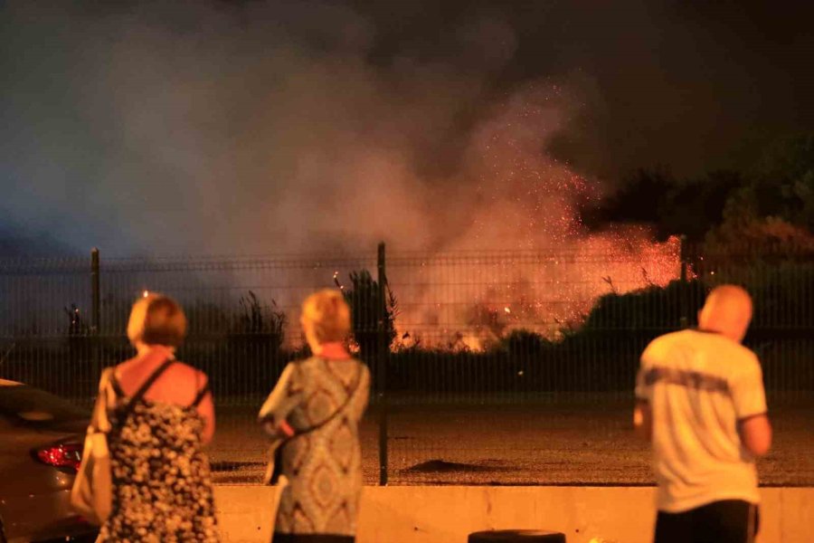 Antalya Aksu’da Yanan Ormanlık Alan Havadan Görüntülendi