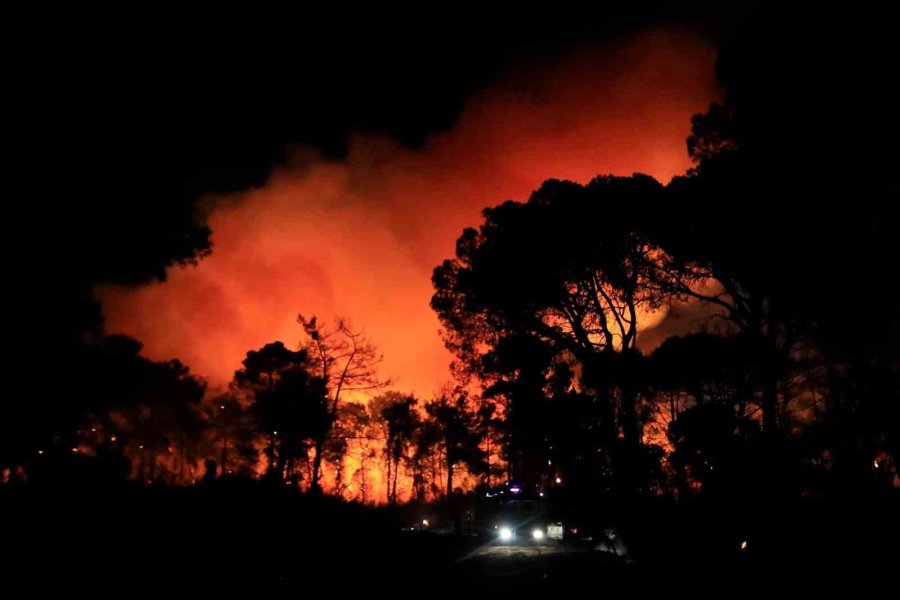 Antalya Aksu’da Yanan Ormanlık Alan Havadan Görüntülendi
