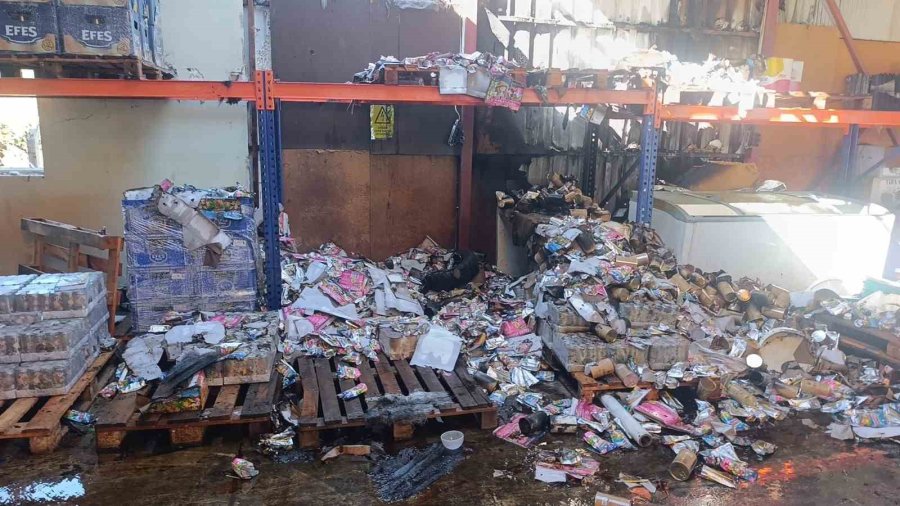 Kamışlık Alanda Başlayan Yangın Gıda Toptancı Deposuna Sıçradı
