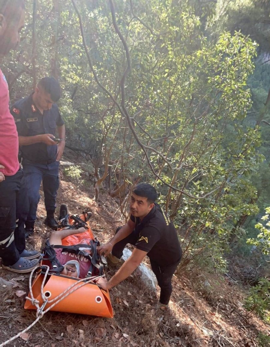 Kayalıklardan Düşerek Yaralanan Şahıs 4 Saatlik Operasyonla Kurtarıldı