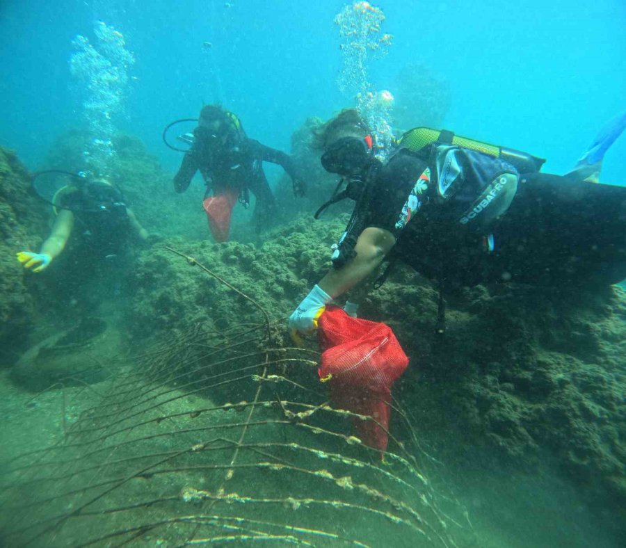 Antalya’da 40 Metrelik Falezlerde Temizlik Operasyonu