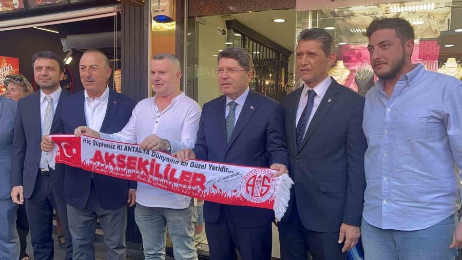 Bakan Tunç’a Antalya’da Esnaf Sevgisi: Tatlı İkramı Ve Antalyaspor Atkısı